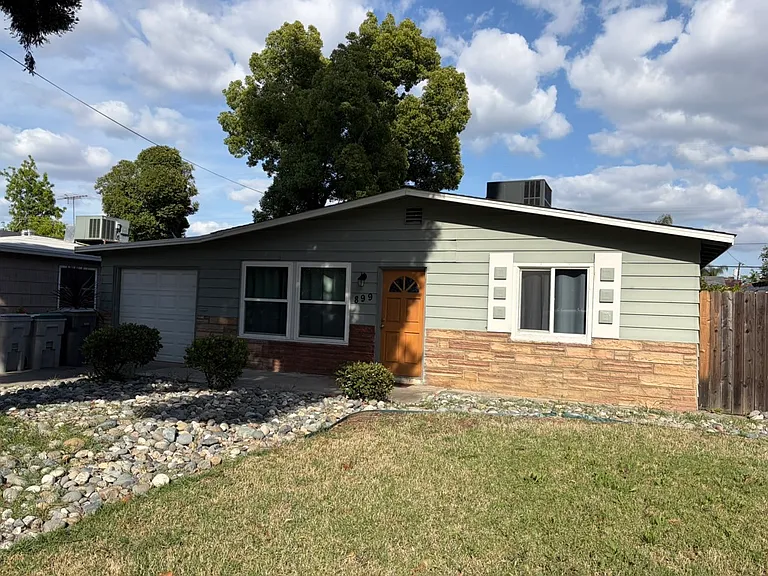 899 Douglas St — Photo 3