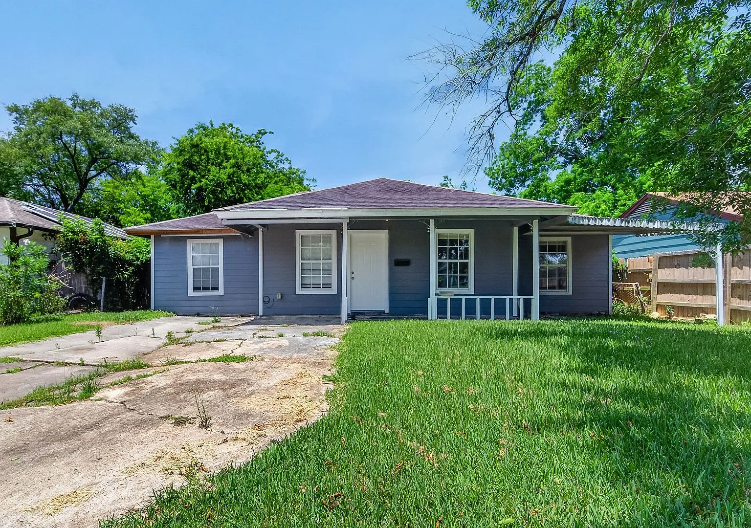 Spacious 4BR/2BA Home in Houston 77051 Prime Location Near Major Highways & Downtown Access — Photo 1