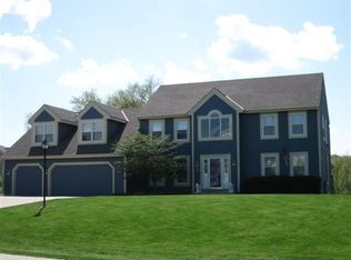 W301N1851 Stonebridge Ct, Pewaukee, WI 53072