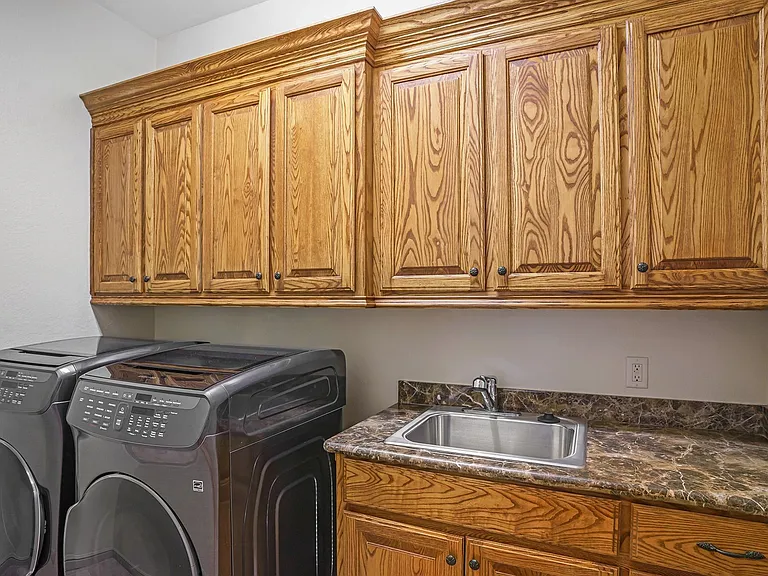 7713 Lakeview Cir — Photo 32