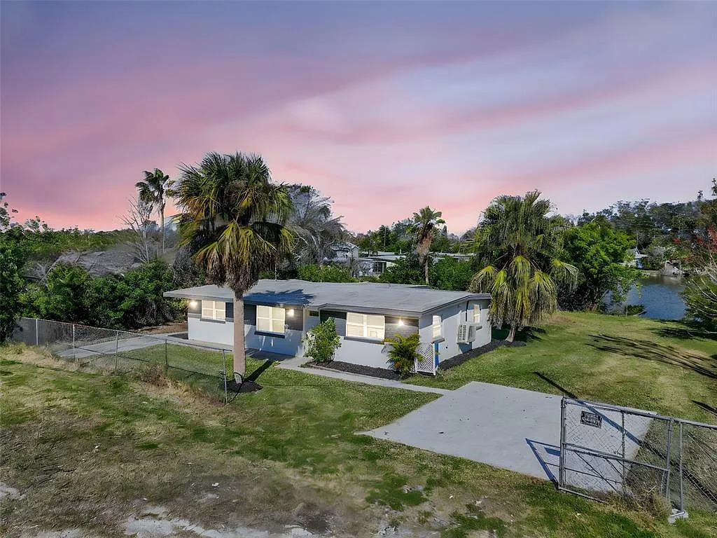 4 bed, 2.0 bath, 1349 sqft, $2,000 — Photo 3