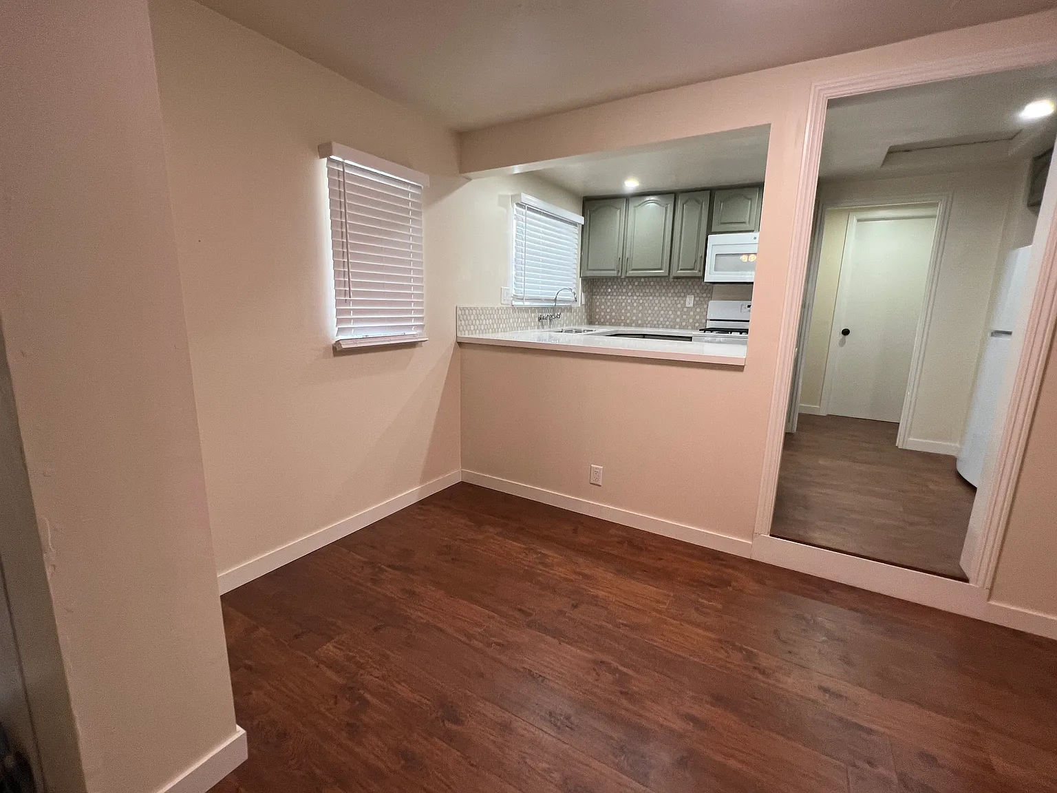 3 bed, 1000 sqft, $2,900 — Photo 2