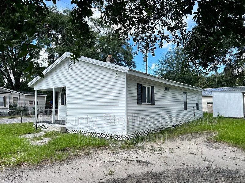 2 bed, 1.0 bath, 918 sqft, $1,095 — Photo 2
