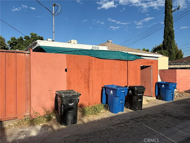 7501 1/2 Corbin Ave — Photo 21