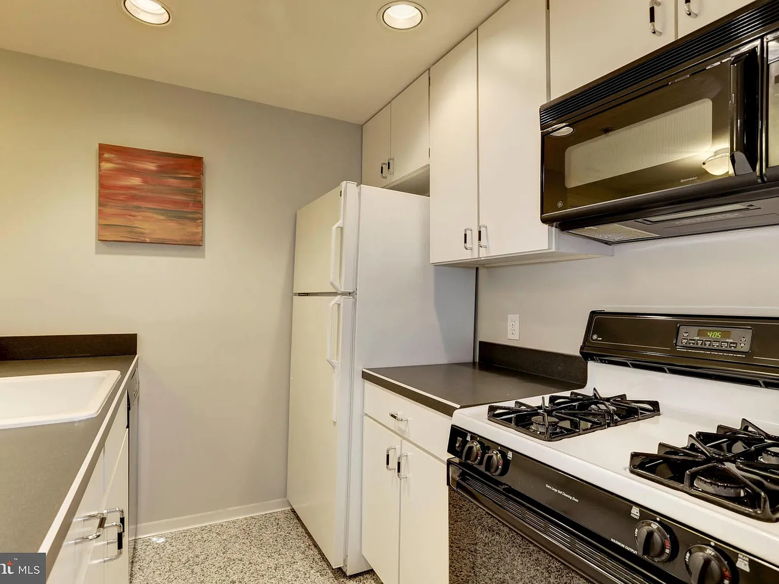 Winchester Condominium — Photo 3