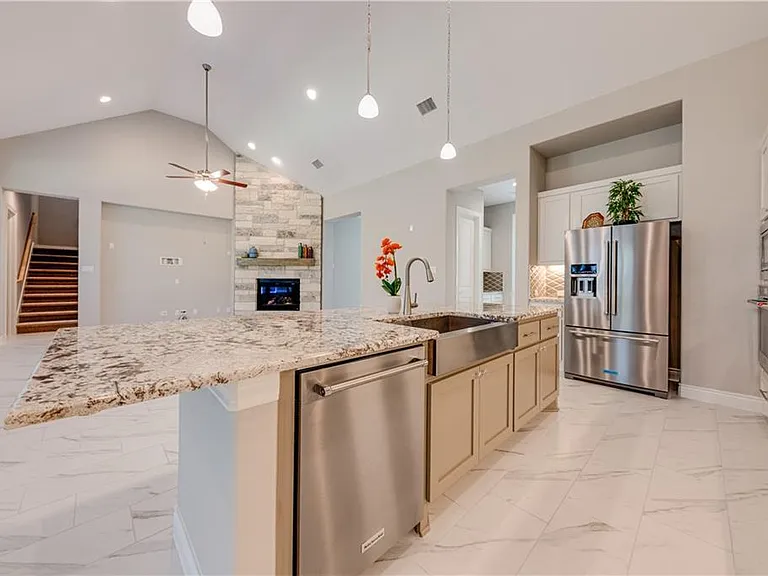 705 Campino Dr — Photo 6