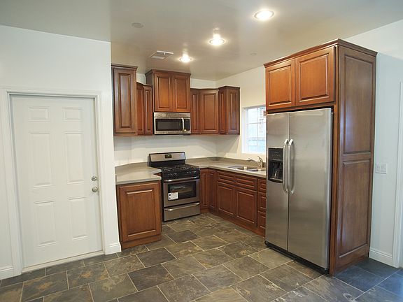 Maple cabinets/SS appliances