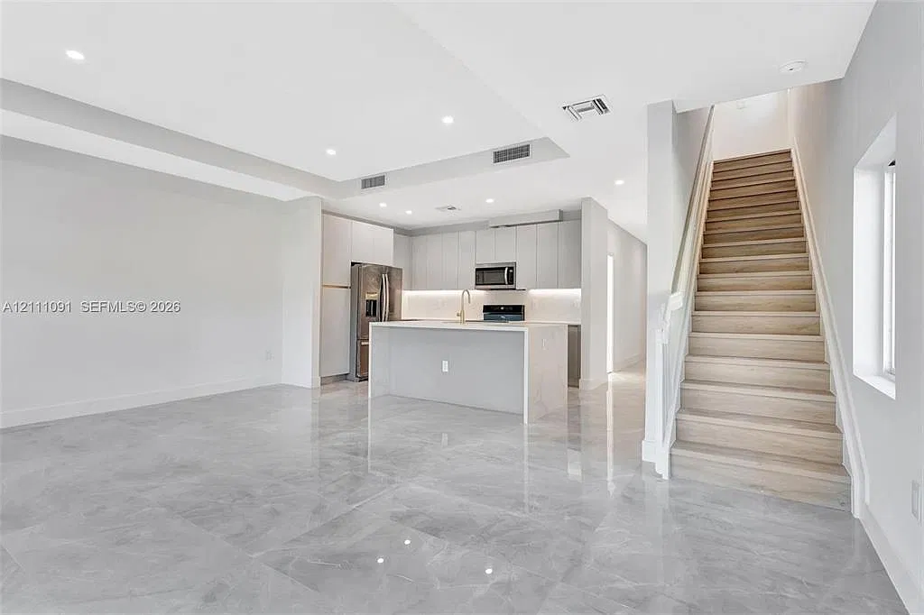 3 bed, 2.5 bath, 1633 sqft, $3,900 — Photo 2