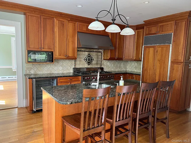 246 Beechmont Dr — Photo 3