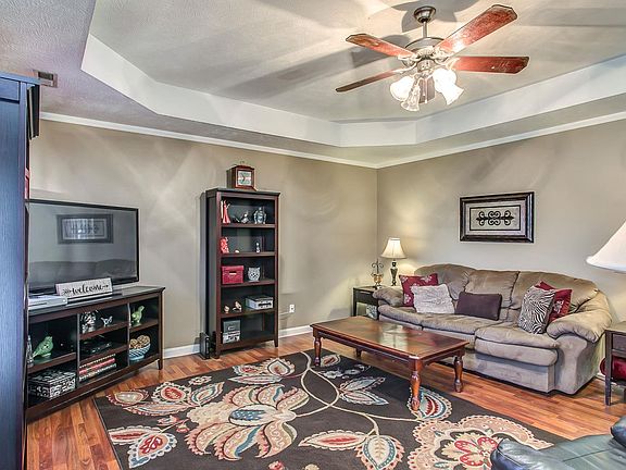 5th image of 121 W Crawford Ct