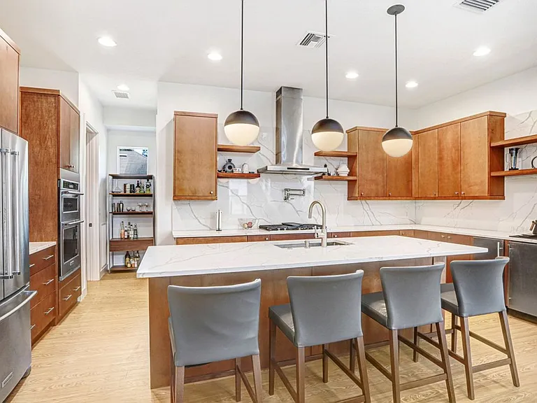 1326 W Fig St — Photo 8