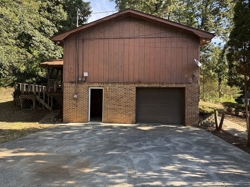 2nd image of 4702 Pebble Brook Cir NE