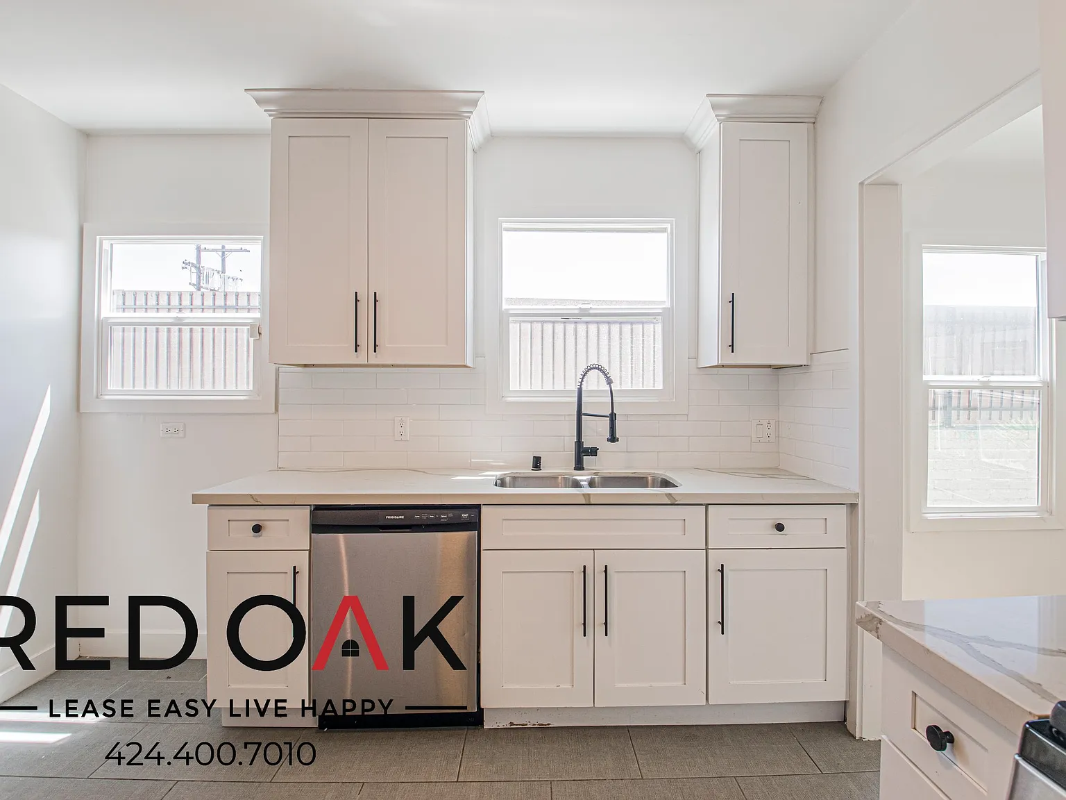 ~1 Month Free~ Polished 1-Bed With In-Unit Laundry And Central Ac ~ In Larchmont! — Photo 2