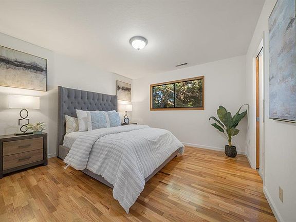 4th image of 391 Lawndale Ave