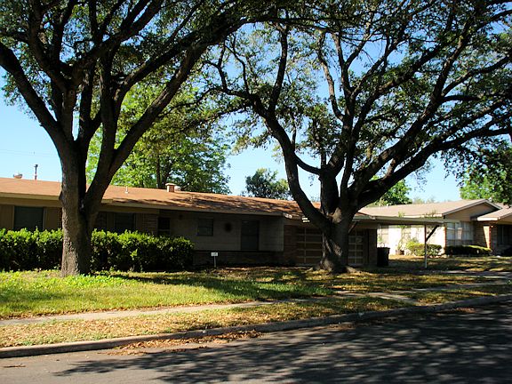 2nd image of 210 E Crestline Dr