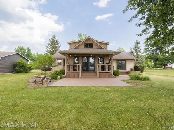 11470 Skyline Dr, Fenton, MI 48430
