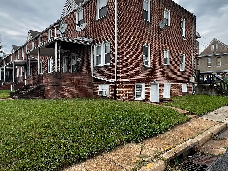 1051 Desoto Rd — Photo 2