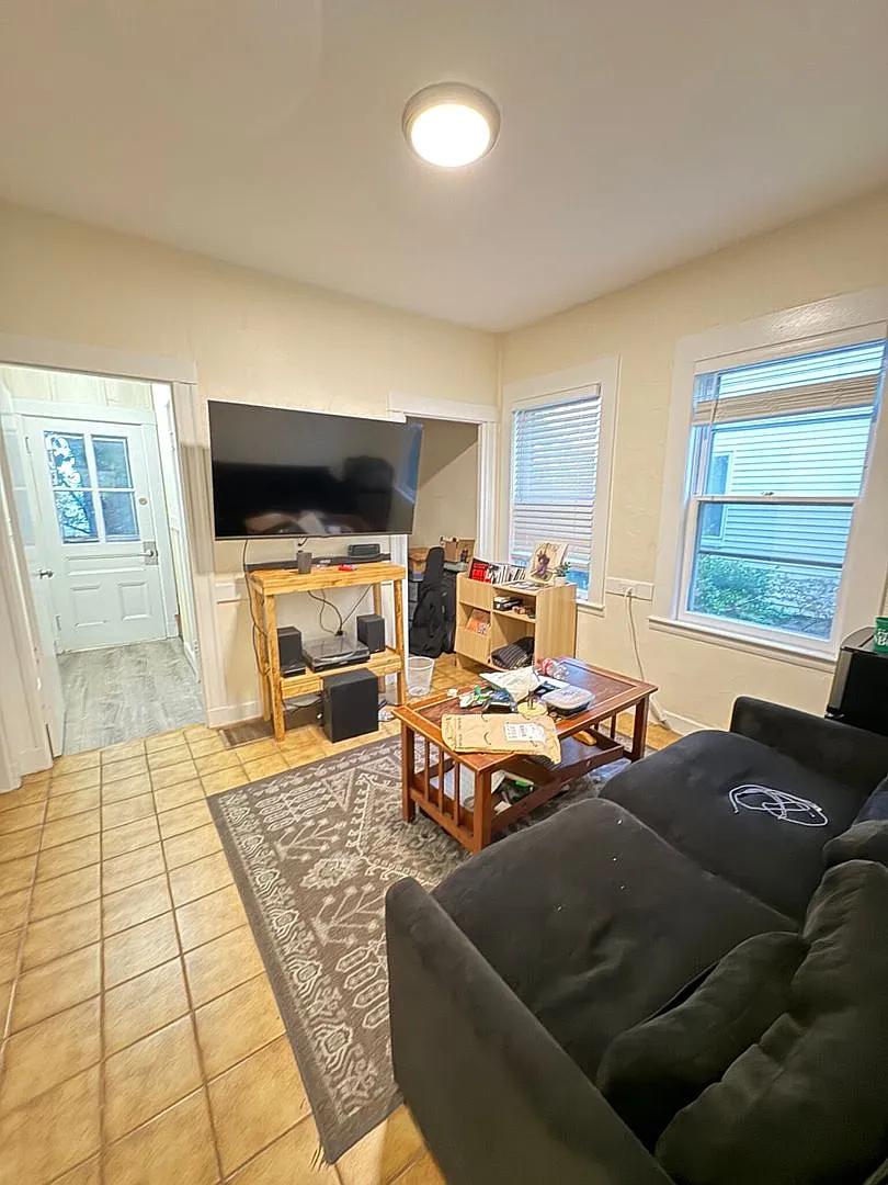 Townhouse perfect for "Socially Inclined" Students. Get $1,000 upon closing! TV's & mini-fridges ... — Photo 4
