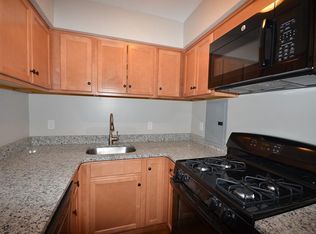 6 Crescent Dr APT 3, Andover, MA 01810
