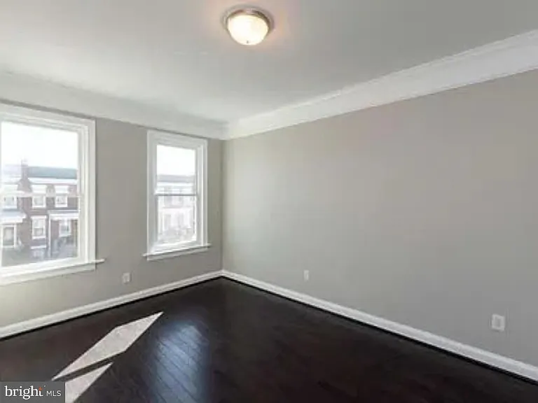 465 Luray Pl NW — Photo 2