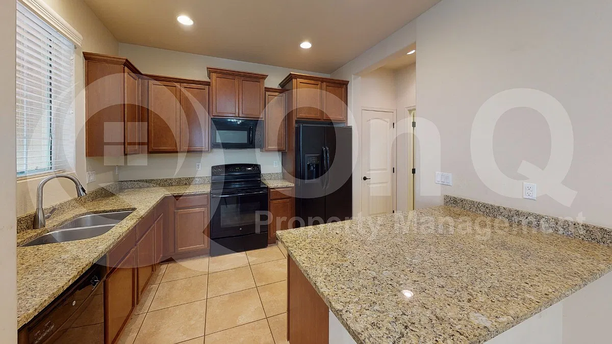 3 bed, 2.5 bath, 1368 sqft, $1,999 — Photo 3
