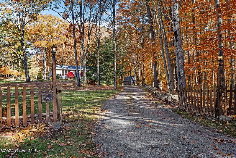 3rd image of 1901 Hermance Road