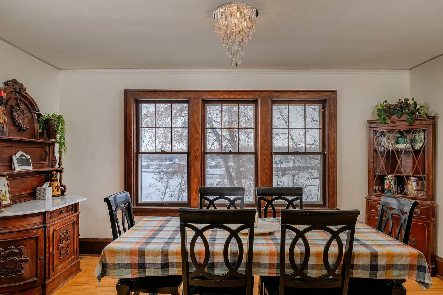 5 bed, 2.0 bath, 3498 sqft, $3,931 — Photo 4
