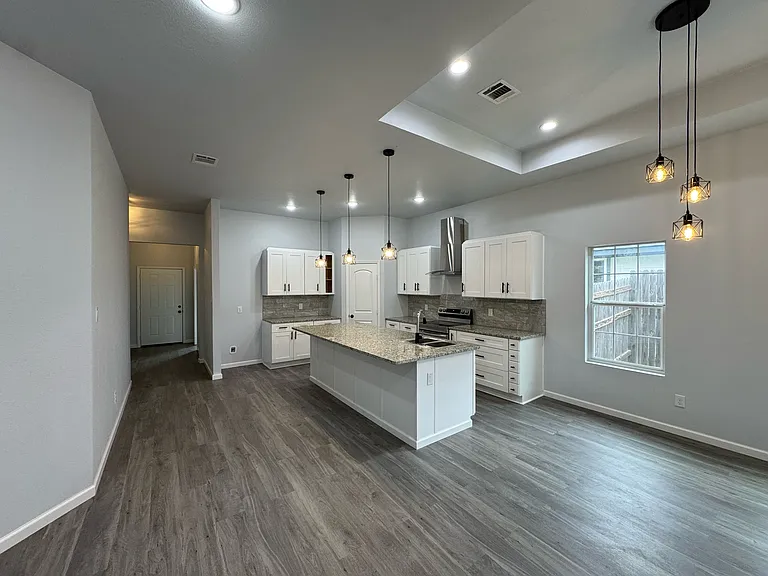 2213 Beverly Dr — Photo 3