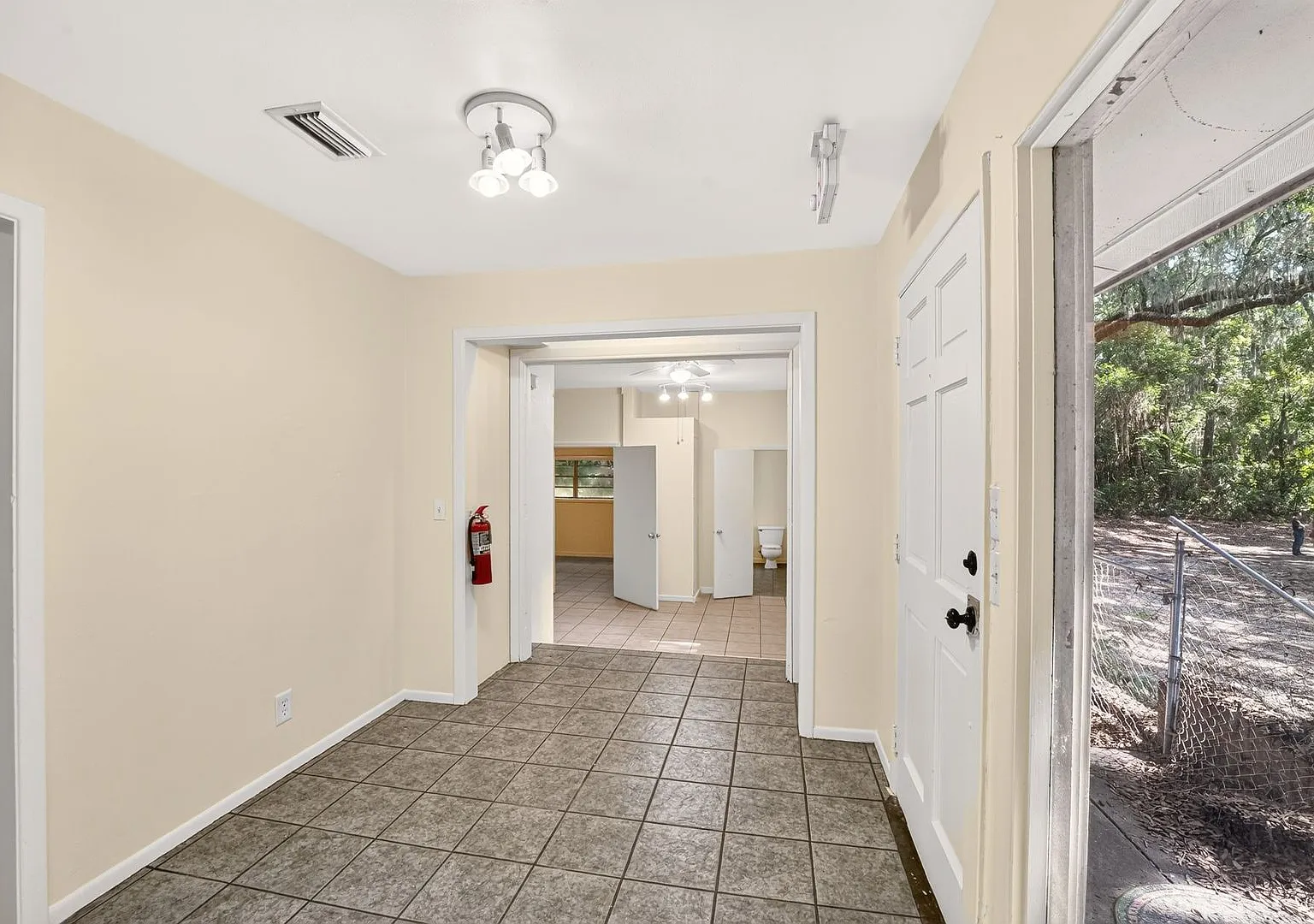 Large 9 Bedroom House In Walking Distance to Sorority Row — Photo 3