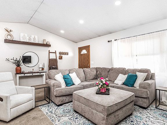 3rd image of 602 Willow Rdg S