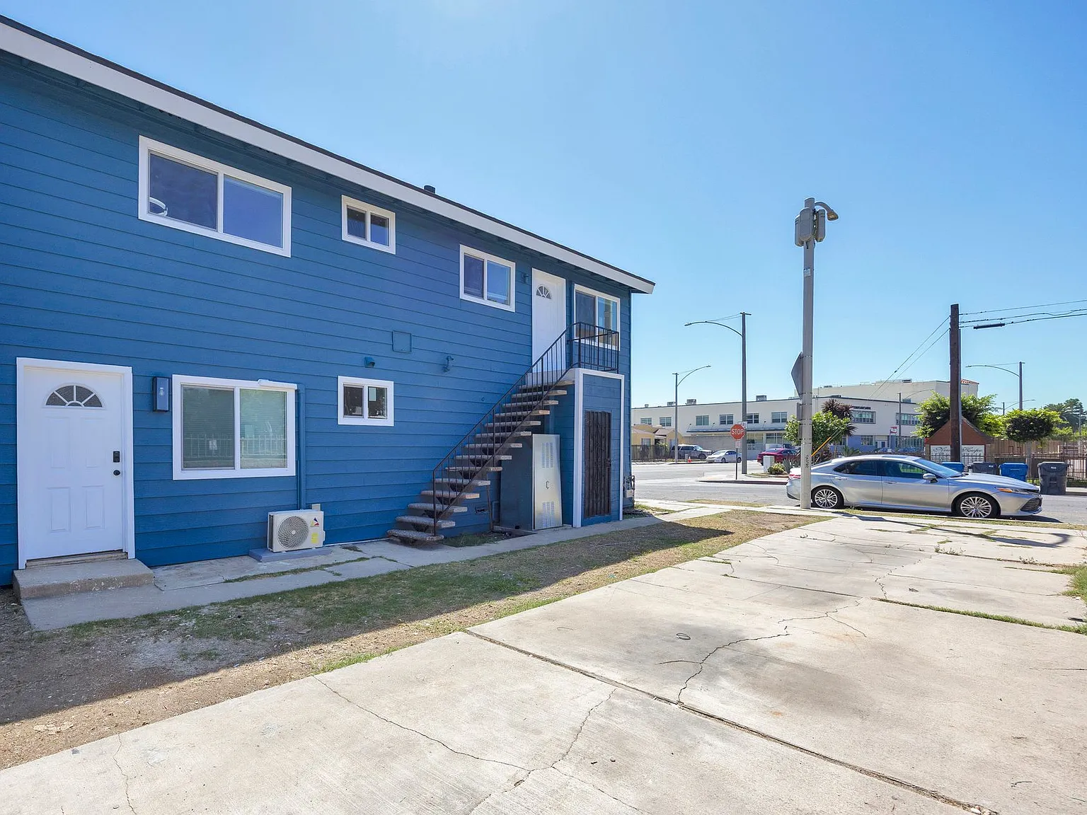 1431 Alamitos Ave — Photo 3