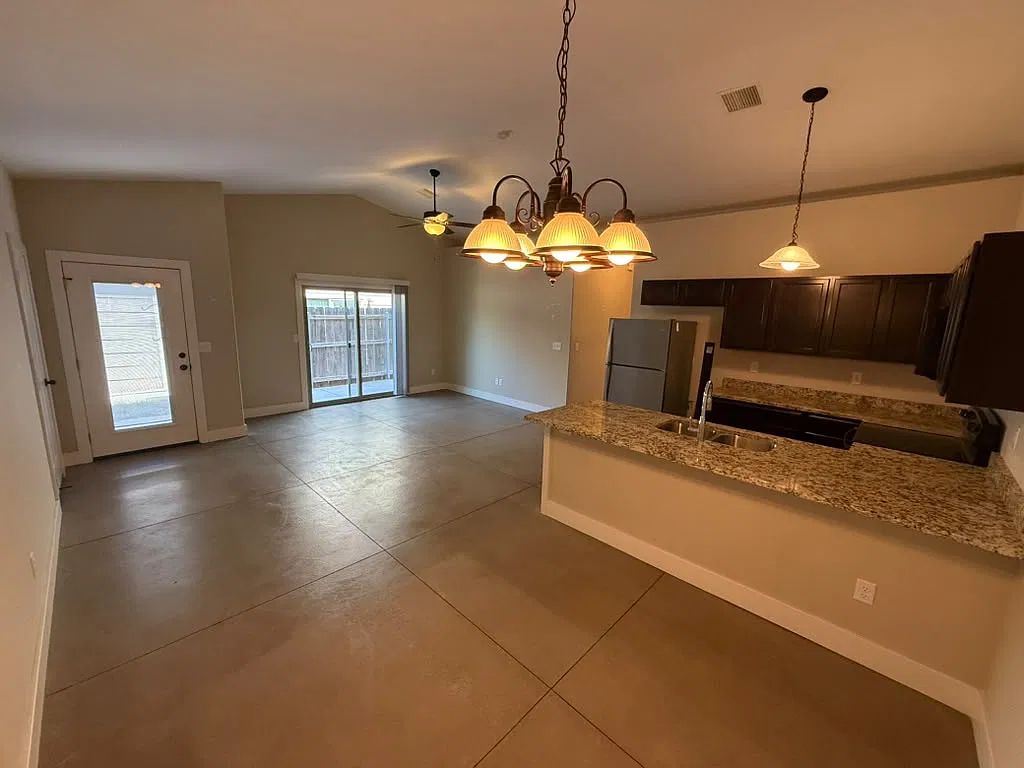 3 bed, 1047 sqft, $1,400 — Photo 2