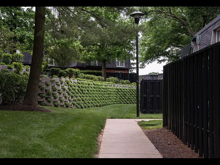 Beau Jardin Apartments — Photo 17