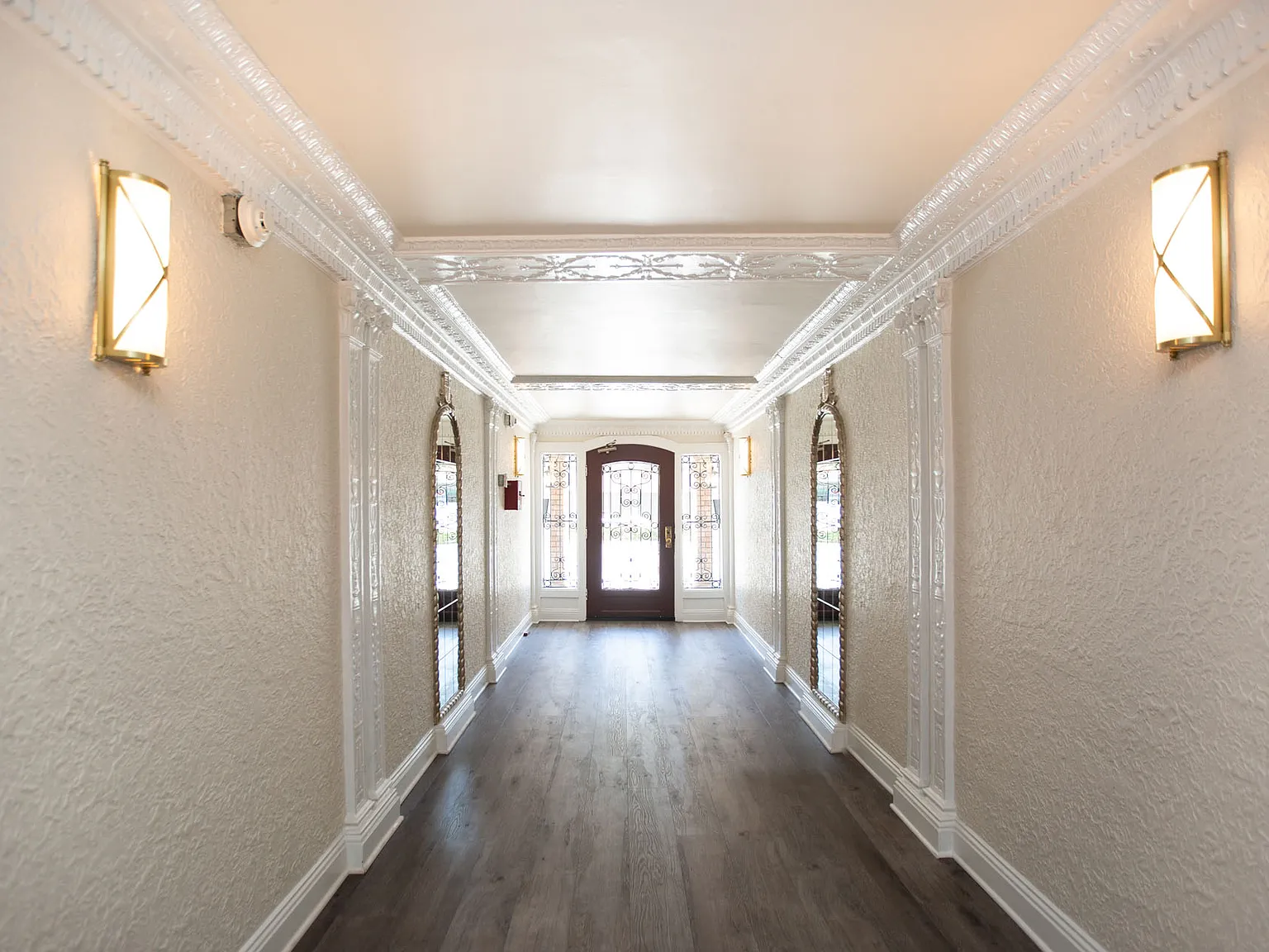 1610 Lombard — Photo 1