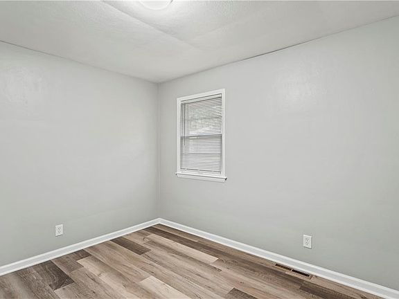 4th image of 1011 & 1013 S Northern Blvd