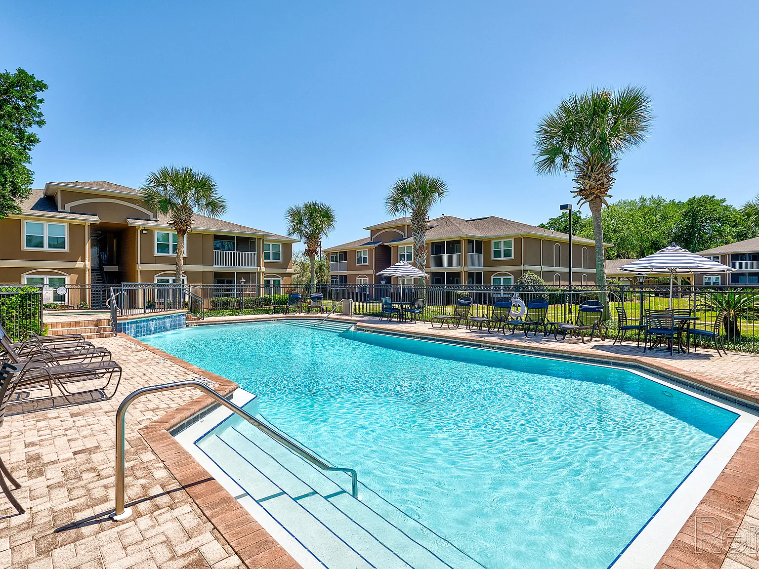 Crestview at Oakleigh Apartments — Photo 1