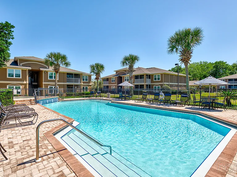Crestview at Oakleigh Apartments — Photo 1