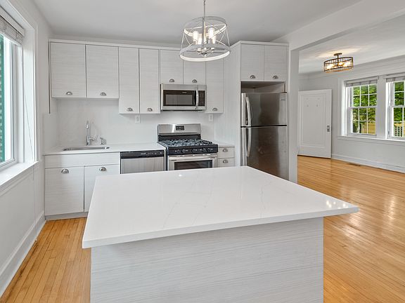 2nd image of 3048 W Cornelia Ave #1