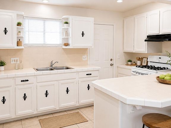 2nd image of 1023 W Avenue H1