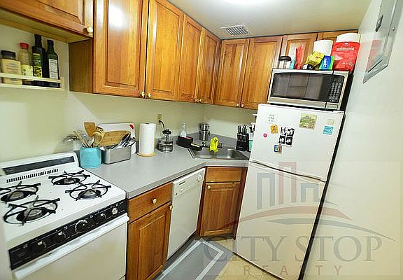 3rd image of 107 W 74th St APT 2R