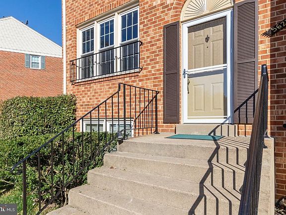 Wide stair well to front stoop