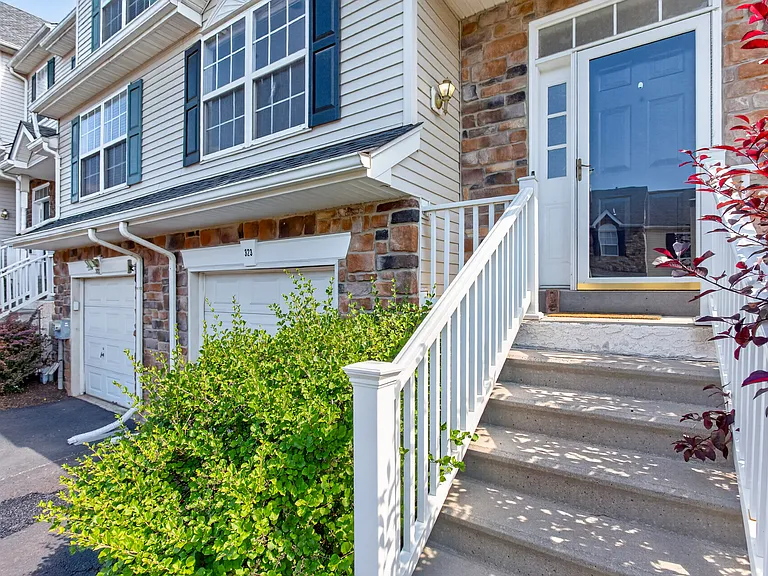 323 Glenn Rose Cir — Photo 3