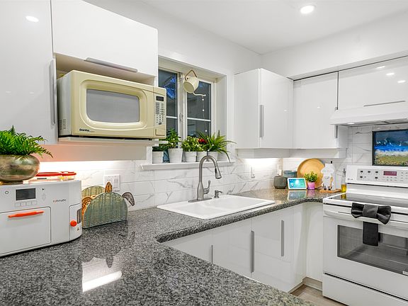 5th image of 15432 16a Ave #5