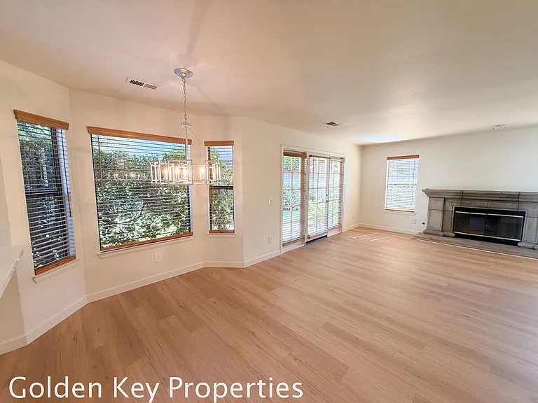2230 Sara Way — Photo 10