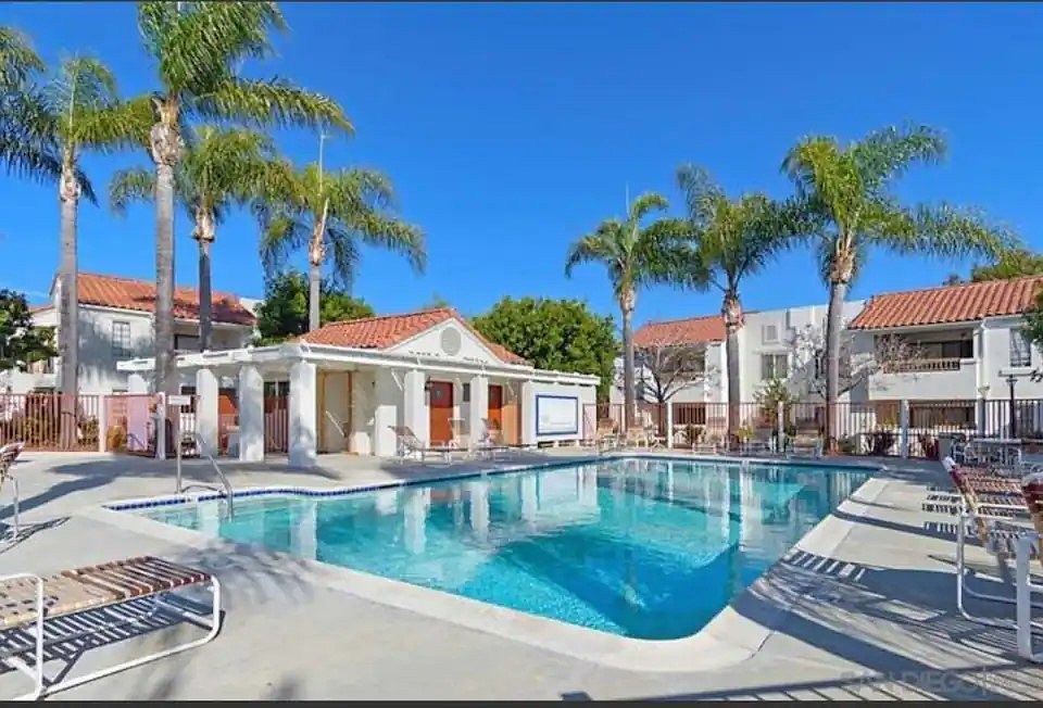Heated community pool and jacuzzi