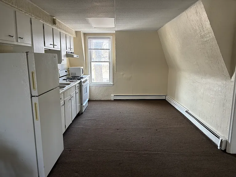 201 E Broad St — Photo 4