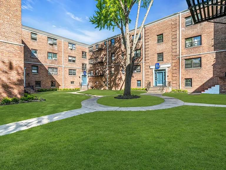 Palisades Manor Apartments — Photo 15