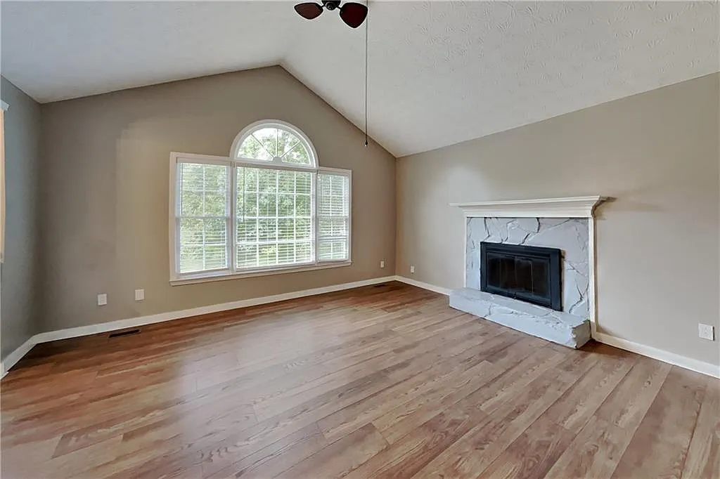 3 bed, 2.0 bath, 1438 sqft, $1,800 — Photo 3