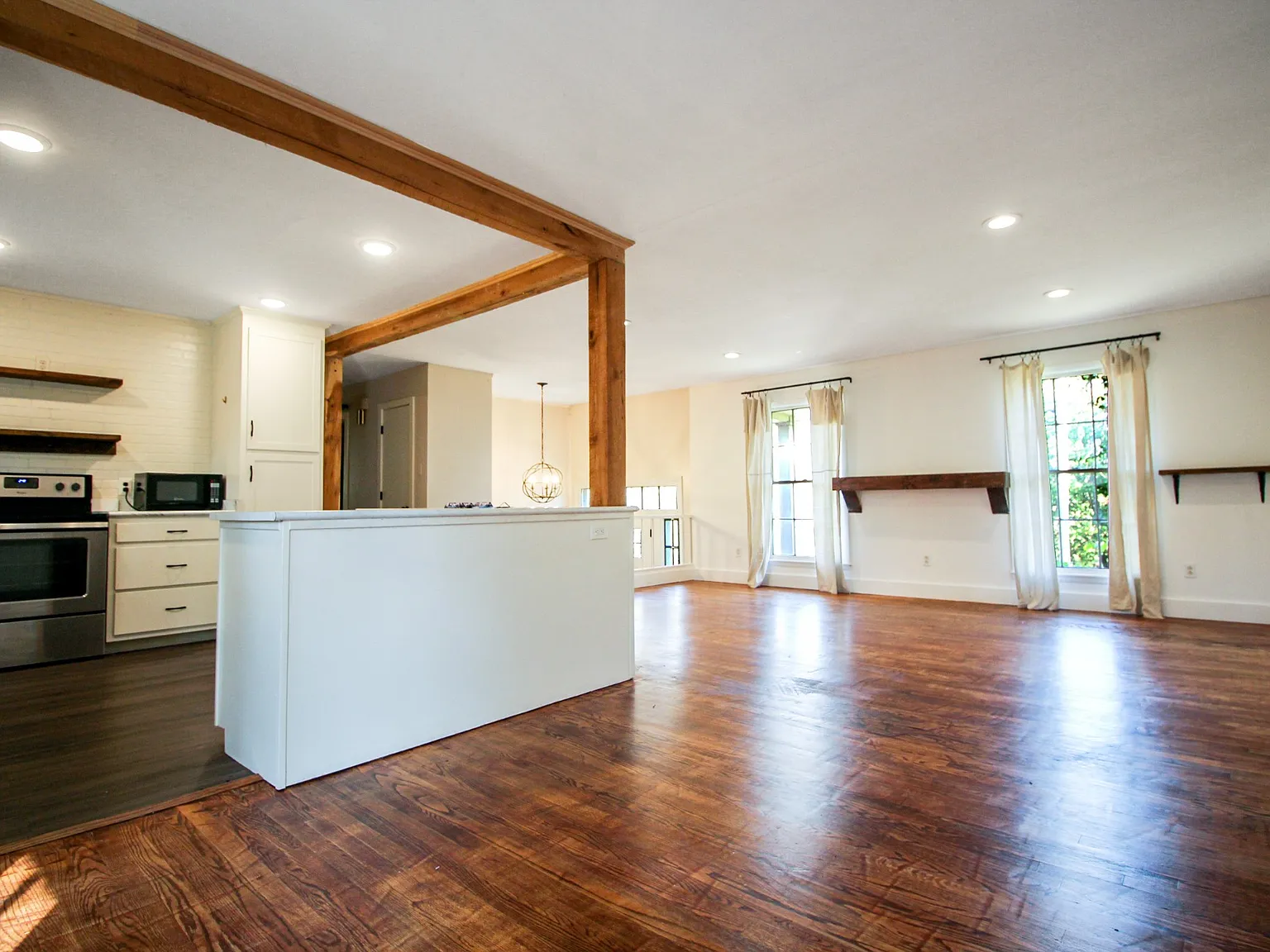 4 bed, 2.5 bath, 2160 sqft, $2,450 — Photo 3