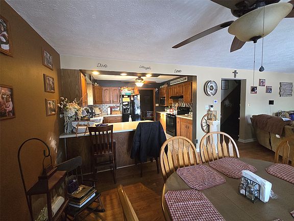 5th image of 156 E Main St